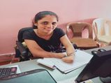 கைகளில் விரல்கள் இல்லாமல் வியக்க வைக்கும் இளம் பெண்.!