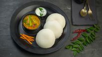 ஹோட்டல் மாதிரி பஞ்சு போல மிருதுவான இட்லி வேணுமா? மாவு அரைக்கும் போது இந்த பொருளை சேர்த்து மாவரையுங்க...!