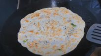 தோசை மாவு ரொம்ப புளிச்சு போச்சா? அப்ப அதை தூக்கி போடாம இப்படி செஞ்சு சாப்பிடுங்க...