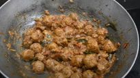 மீல்மேக்கரை எப்பவும் ஒரே மாதிரி சமைக்காம.. ஒருமுறை இப்படி பெப்பர் கிரேவி செய்யுங்க.. டேஸ்ட் அள்ளும்..