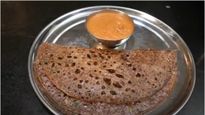 ராகியை வெச்சு எப்பவும் கூழ் செய்யாம.. ஒரு டைம் இப்படி தோசை செஞ்சு சாப்பிட்டு பாருங்க..