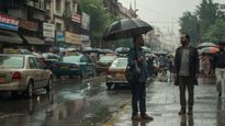 மழைக்காலத்தில் உங்கள் அலமாரியில் அவசியம் இருக்க வேண்டிய ஆடைகள் என்னனு தெரிஞ்சிக்கோங்க...!