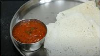 வீட்டுல தோசை மாவு இல்லையா? அப்ப 10 நிமிடத்தில் இந்த நீர் தோசையும் கார சட்னியும் செஞ்சு சாப்பிடுங்க..