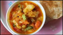 சப்பாத்தி, பூரிக்கு ஒருமுறை உருளைக்கிழங்கு தக்காளி கிரேவியை செஞ்சு பாருங்க.. டேஸ்ட்டா இருக்கும்.. 