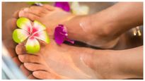 உங்க காலில் உள்ள கருமை நீங்க இந்த வீட்டு வைத்தியத்தை ட்ரை பண்ணுங்கள்..!