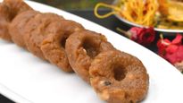 1 கப் அரிசி மாவு இருந்தா..  காரடையான் நோன்பு இனிப்பு அடையை இப்படி சிம்பிளா செய்யுங்க.. 