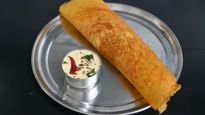 பச்சை பயறு தோசையும்.. வேர்க்கடலை சட்னியும்.. - எப்படி செய்றது-ன்னு பாத்து ஒருடைம் ட்ரை பண்ணுங்க..