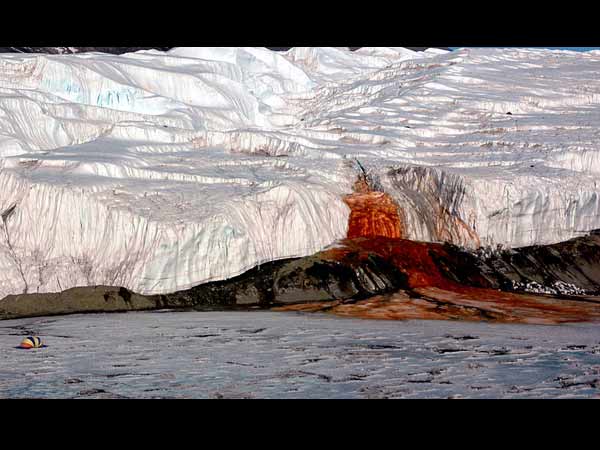 பள்ளத்தாக்கில் கசியும் சிவப்பு நிறத் தண்ணீர்