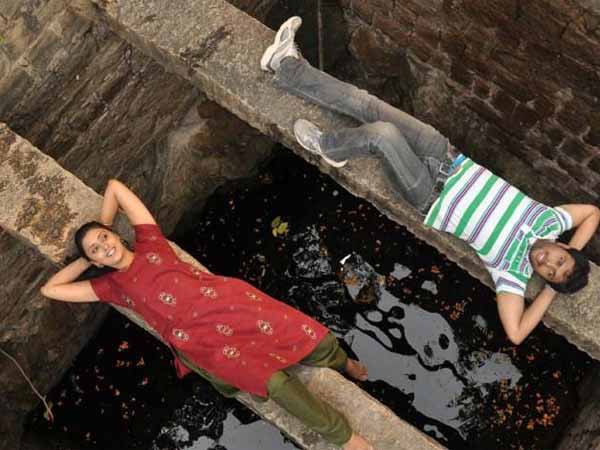 தோழியா, காதலியா, யாரடி நீ கண்ணே?