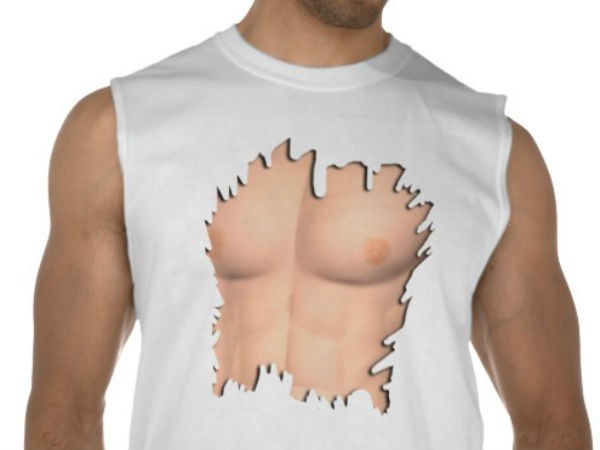 போலி தசைகளின் படங்கள் அச்சிடப்பட்ட டி-சர்ட்கள்