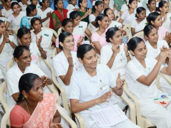 மருத்துவர்களும் செவிலியர்களும்