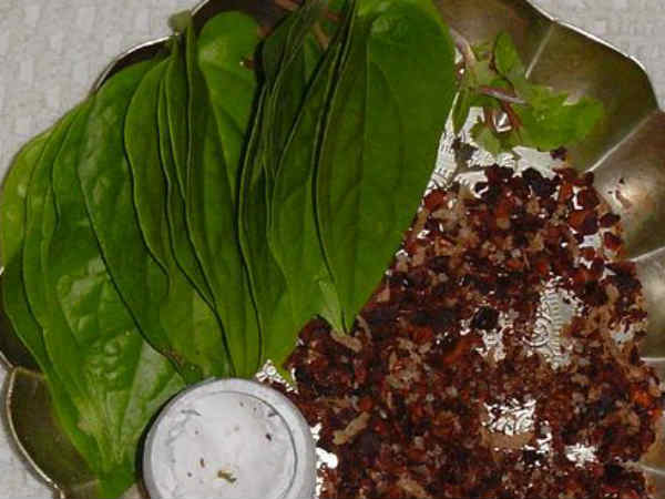 வெற்றிலையை அரைத்துத் தடவுதல்