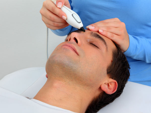 புருவங்களுக்கு மத்தியில் வளரும் முடியை தவிர்க்கவும்: