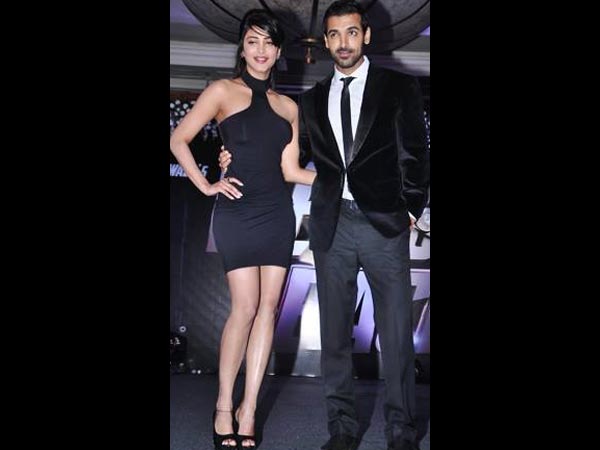 ஹர்ஷ் ஹர்ஷ் உடையில் ஸ்ருதி