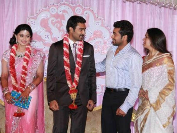 வெள்ளை மற்றும் கோல்டன் கலந்த புடவையில் ஜோதிகா