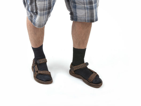 செருப்புக்கு சாக்ஸ் போடுவது செருப்புக்கு சாக்ஸ் போடுவது