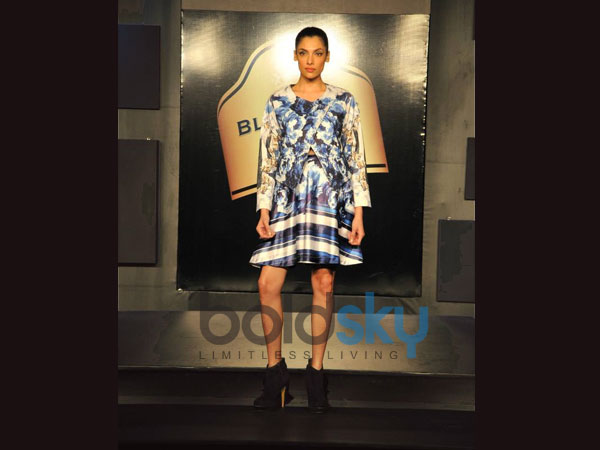 நீல நிற பூப்போட்ட கவுன்