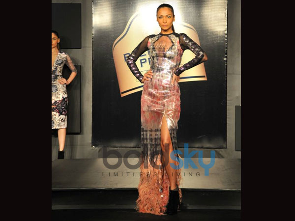 கோடு மற்றும் பூப்போட்ட சில்க் கவுன்