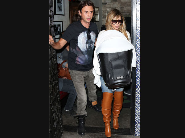 முழங்கால் அளவுள்ள பூட்ஸ் 