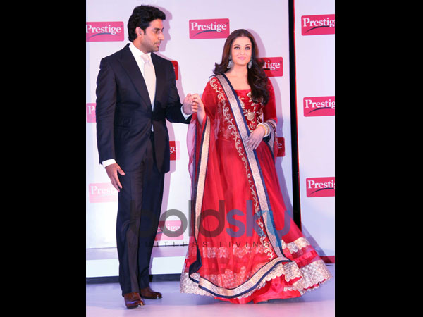 சிவப்பு நிற லெஹெங்கா