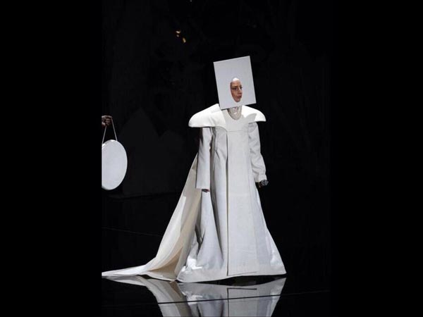 வெள்ளை நிற உடை