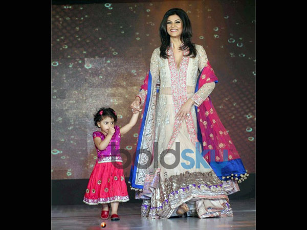 க்ரீம் மற்றும் வெள்ளை கலந்த உடை க்ரீம் மற்றும் வெள்ளை கலந்த உடை