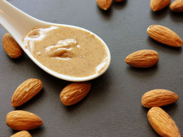 பாதாம் மற்றும் பால் ஸ்கரப்