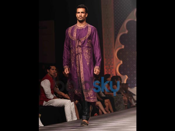 கருப்பு மற்றும் ஊதா