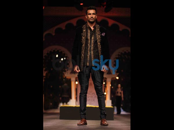 கருப்பு நிற உடை