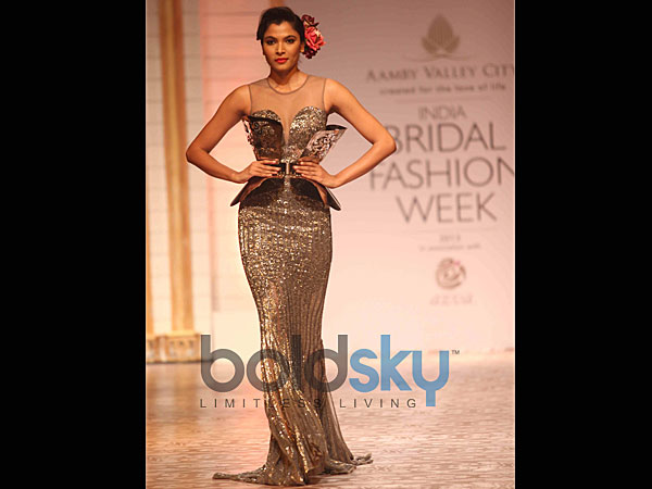 மெட்டாலிக் மெர்மெயிட் கவுன்