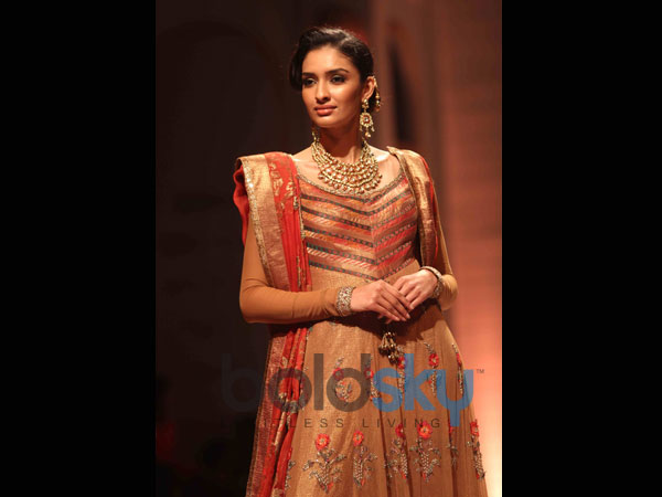 பூ எம்பிராய்டரி