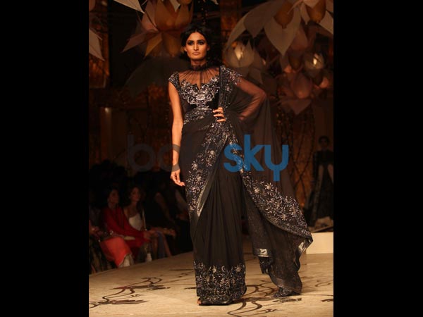 கருப்பு நிற நெட் புடவை