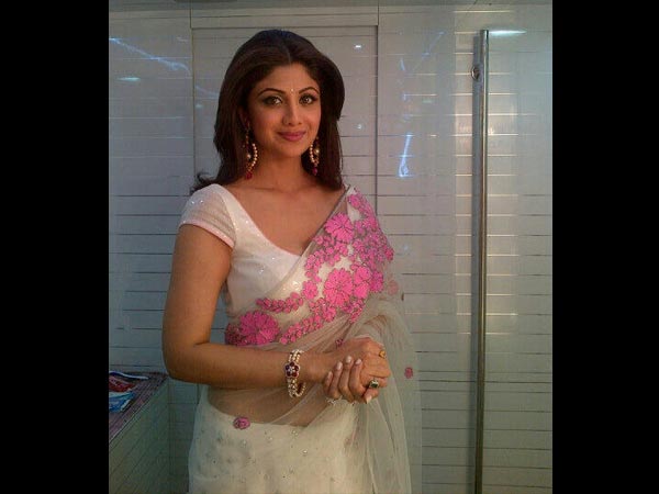 வெள்ளை உடையில் ஷில்பா