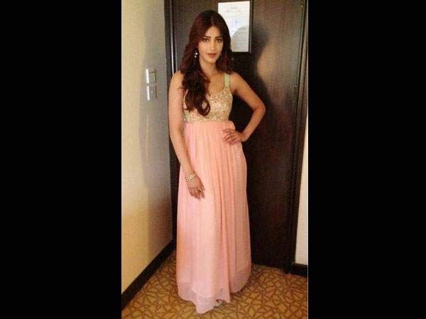 பீச் நிற மேக்ஸி கவுன்