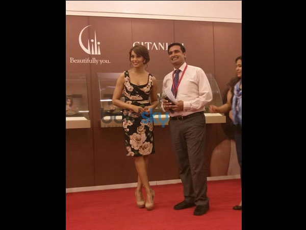 பூப்போட்ட கருப்பு நிற உடை