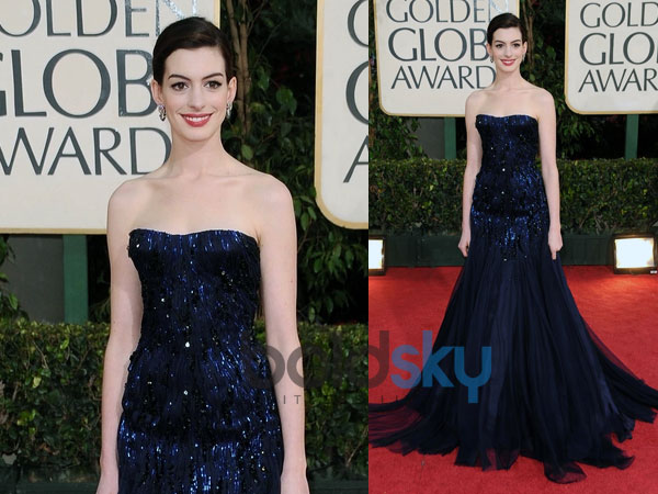 அடர் நீல உடையில் அன்னே ஹாத்வே