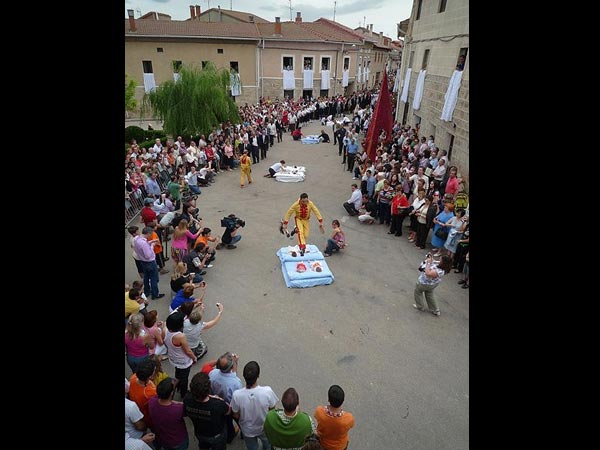 குழந்தைகளின் மீது குதித்தல்