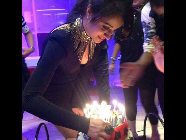 கேட் வெட்டும் த்ரிஷா