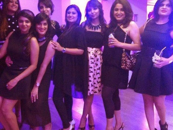 சாய்ந்தவாறு போஸ்