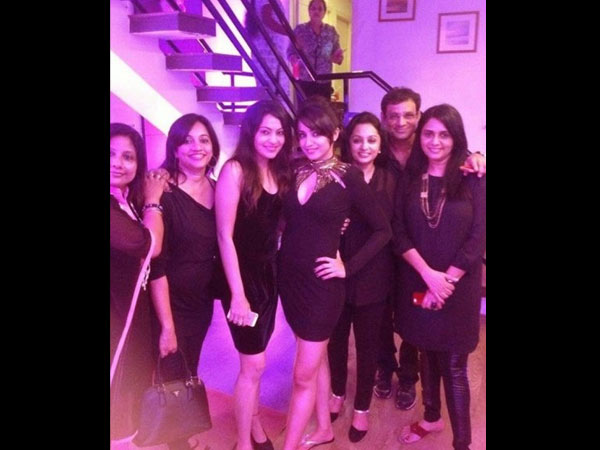 ரம்யாவும் கருப்பு உடையில்..