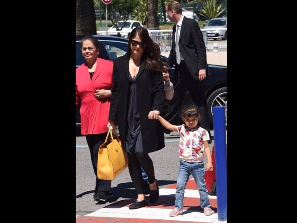 மகள் மற்றும் தாயுடன் ஐஸ் 