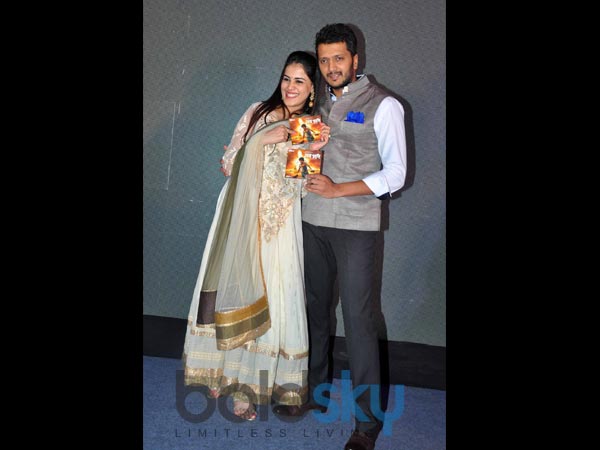 கணவருடன் ஜெனிலியா