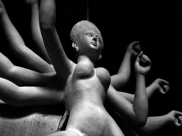 மனிதர்களுடன் வசிக்கிறாள் ஆதி சக்தி 