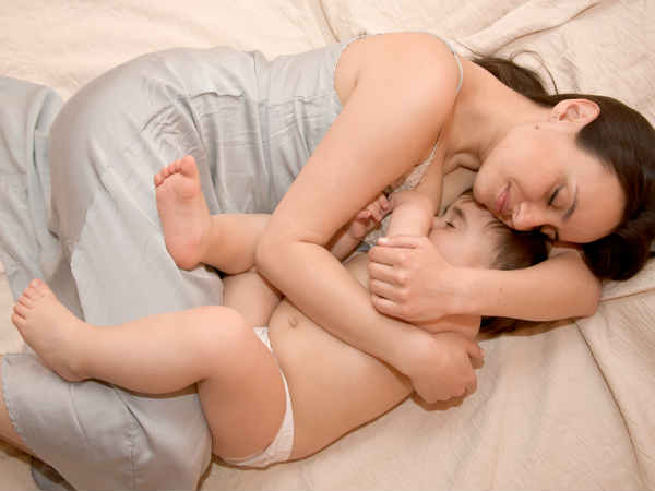 தாயின் அரவணைப்புடன் தூக்கம்