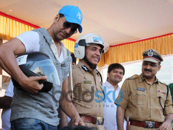 இறுக்கமான தொப்பி/ஹெல்மெட்