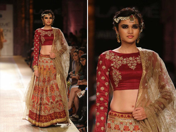 ஃபுல் ஸ்லீவ் கிராப் டாப்ஸ் மற்றும் எம்பிராய்டரி ஸ்கர்ட்