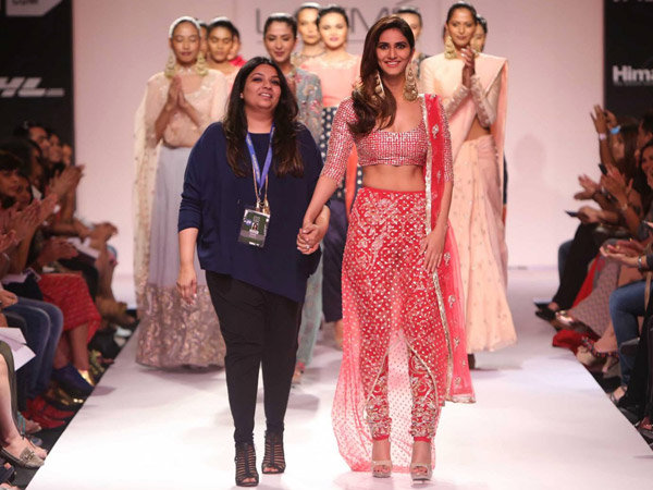 டிசைனருடன் வாணி கபூர்