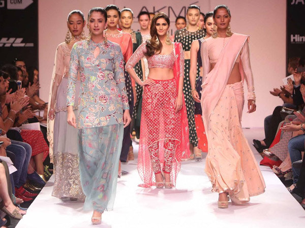 மாடல்களுடன் வாணி கபூர்