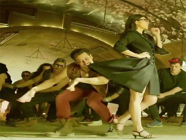  பார்க்கும் பெண்களை எல்லாம் வளைத்து போடுவது