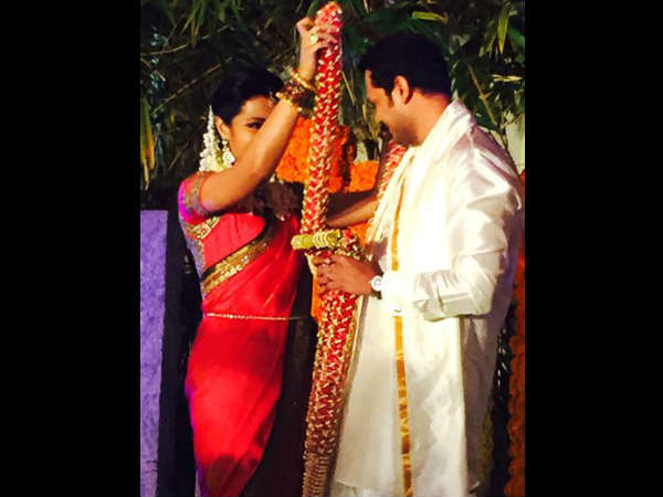 மாலை மாற்றும் போது...